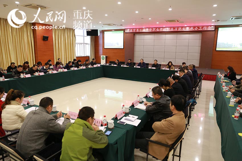 承办工作会现场 摄影:夏星br //pbr / 人民网重庆11月23日电 最近,重庆气温骤降,不少人都披上了御寒冬衣;但与此同时,在重庆市旅游学校内,也有一群人内心火热,翘首以盼。日前,“重庆市第十届中等职业学校职业技能大赛承办工作会”在旅游学校德能楼16楼尚学厅开幕,重庆市教委副主任黎德龙、职成教处相关负责人,与各承办区县教委、中职学校相关负责人济济一堂,为本次大赛的顺利举行建言献策,探讨本次大赛的亮点与职业教育的发展。br / br /参赛规模大 师生同台竞技br /br / 据大赛办负责人、重庆市教育科学研究院副所长谭绍华介绍,本次大赛将于12月7日举行,共设置了学生组11个专业大类、37个赛项、50个具体项目;教师组9个专业大类、12个赛项、12个具体项目。值得一提的是,本次大赛与以往相比,有了不少新看点。参赛规模创下了历史之最,全市40个区县都参与了报名,在已有的2823名报名参赛选手基础上,不少区县还积极要求增加参赛名额,新增了442名准备参赛选手;同时,本次大赛教师参赛的比重也有所增加,赛项由原本的5个加到了12个,在一睹各中职学子专业技能风采之余,也将看到教师们在大赛中“各显神通”、一较高下。br /br /以赛促教 培育技能型人才br /br / “职业教育大赛,促进了人才培养,和产业发展的结合,增强了职业教育的影响力和吸引力,已经成为广大师生展示风采、追梦圆梦的广阔舞台。”重庆市旅游学校党委书记、校长聂海英表示,一直以来,在重庆市教委和大渡口区教委的关心领导下,学校立足“善美”文化的建设,坚持精品特色发展的道路,重视职业人才培养的改革与探索,致力于培养既具备较强专业能力,又拥有较高职业素养的中等职业技能人才。学校多次承办和协办各区级、市级、国家级、乃至国际级旅游类职业技能大赛,有责任与义务,担当展示、交流平台。br /br / 作为技能大赛办赛的“新学校”,重庆市育才职业教育中心董庭富则表示,将向有着丰富经验的“老学校”学习,在吃、穿、住、行、赛、安全等方面,认真做好安排和工作部署,以“精细”、“精致”、“精准”的“三精”要求,做好赛项的工作。br /br /要对职业教育有信心br /br / “我们职业院校的技能展示大赛不仅仅只是展示水平,更是培育有知识、有技能、有创新的工匠大军。”重庆市教委职成教处处长胡斌表达了对大赛意义的见解,中国实体经济的发展离不开职业教育,希望大家不要因赛而赛,而是要带动发展、全面推广,要深入到所有的师生当中。对于专业教师的积极参与,胡斌也十分认同,学生技能大赛,不仅看学生,还要看教师,立德树人,关键在于教师。br /br / “我们职业教育有好的学生、好的学校,我对他们充满了信心。”在谈到职业技能大赛的举办,黎德龙显得信心满满,他也鼓励在座的承办单位,要对办好这次大赛有信心,同时也要对办好职业教育有信心。在大力发展实体经济的新时代,职业技能型人才,是经济转型升级的重要保障,职业学校学生都有着自己的专业技能与优势,重庆职业教育技能大赛成绩连续8年在西南地区第一,多年全国前十。因此,无论是职业教育的发展,还是大赛的举办,都要有坚定的信心。他还鼓励各承办单位,通过举办这次市级大赛,选拔一批优秀的种子选手,为明年的全国职业院校技能大赛作准备,去夺得更多的金牌。(陈易 夏星 沈俊濠 曾欢欢) 重庆市第十届中职学校技能大赛12月7日开赛 亮点变化有哪些?