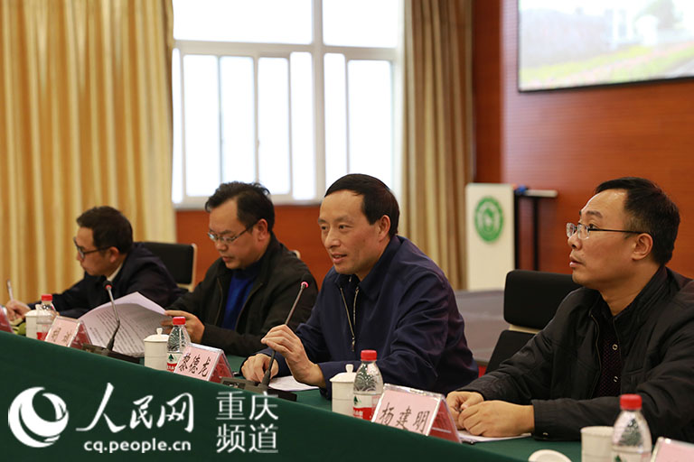 重庆市教委副主任黎德龙为参赛师生加油鼓劲 摄影:夏星 重庆市第十届中职学校技能大赛12月7日开赛 亮点变化有哪些?